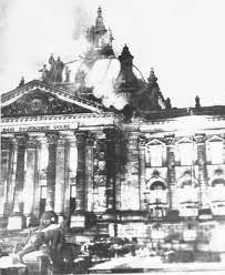 Old photo: Fire at the Reichstag in Berlin