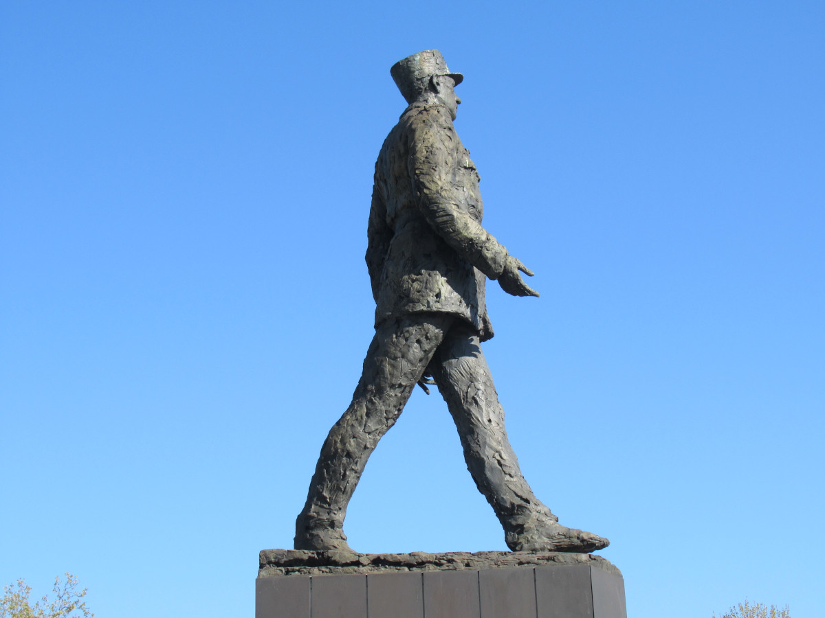 De Gaulle Statue 031200